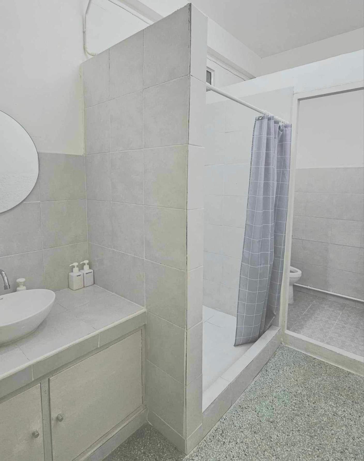 W District Guesthouse Банкок Екстериор снимка