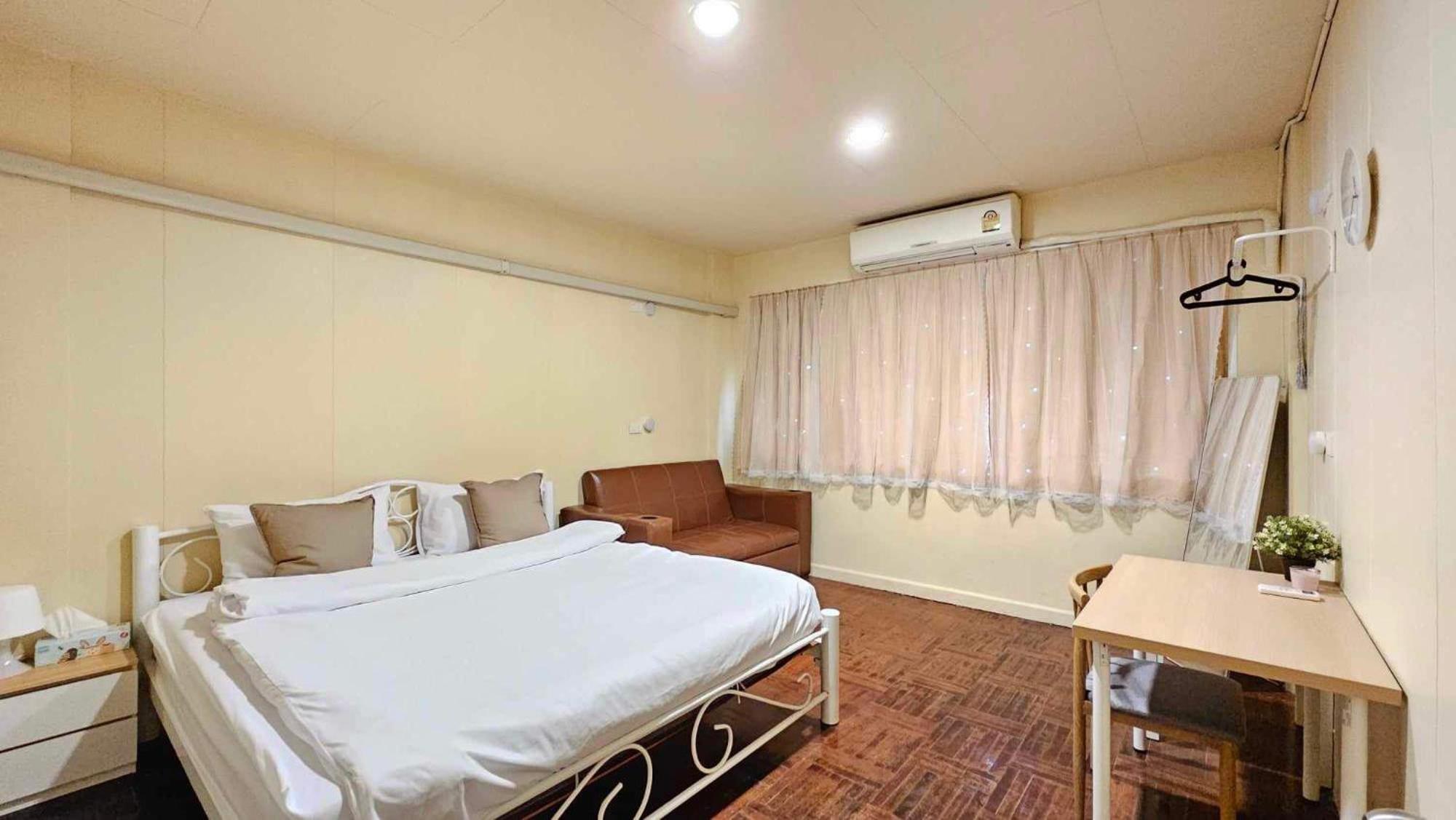 W District Guesthouse Банкок Екстериор снимка