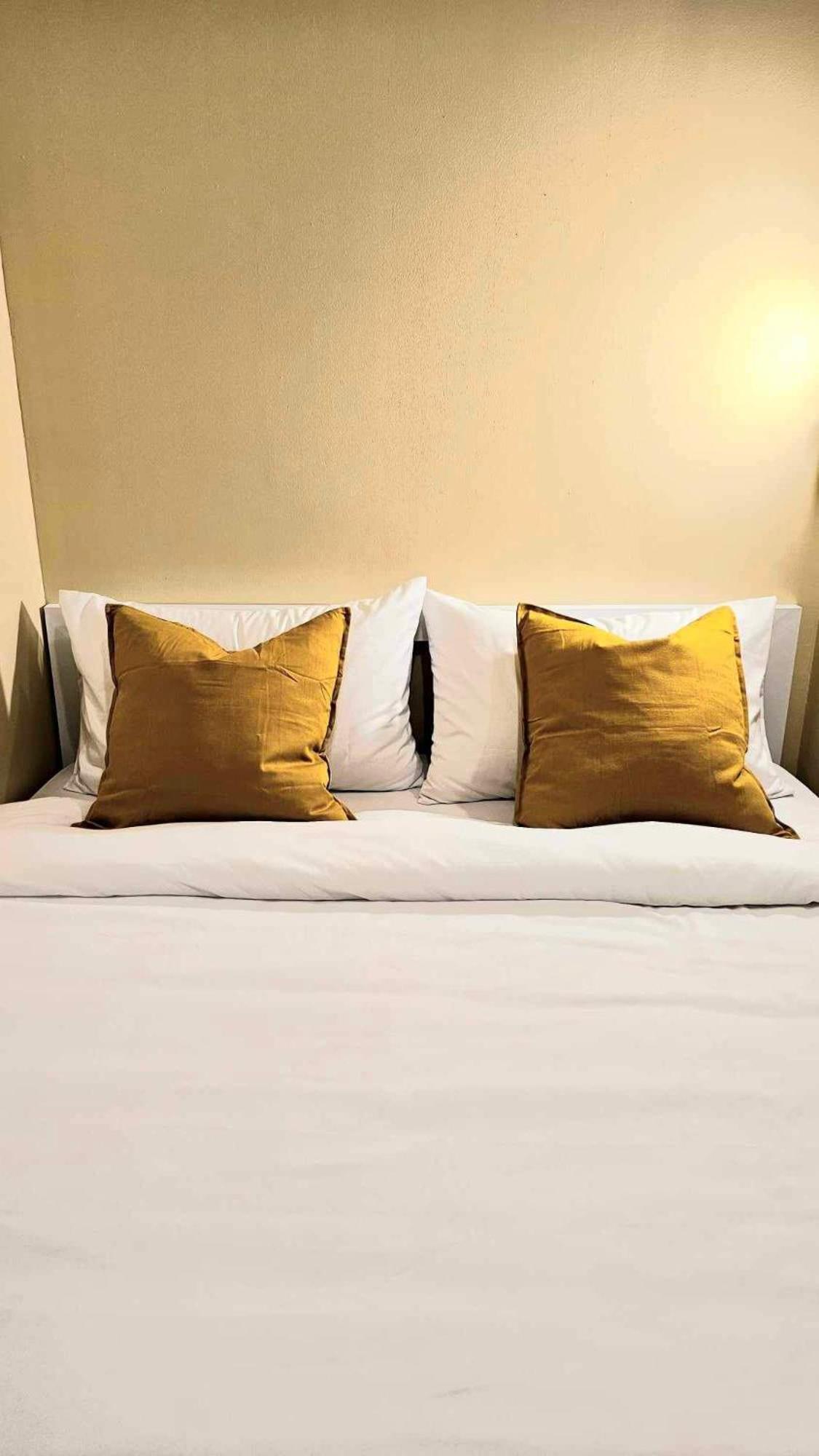 W District Guesthouse Банкок Екстериор снимка
