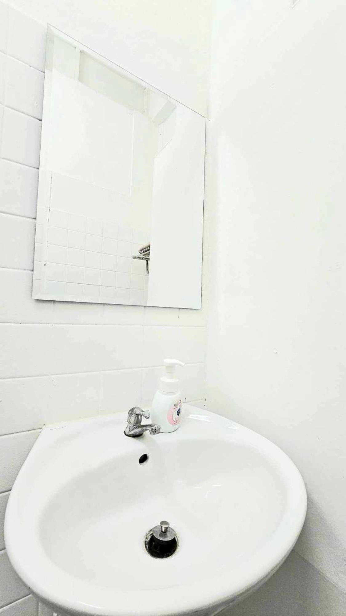 W District Guesthouse Банкок Екстериор снимка