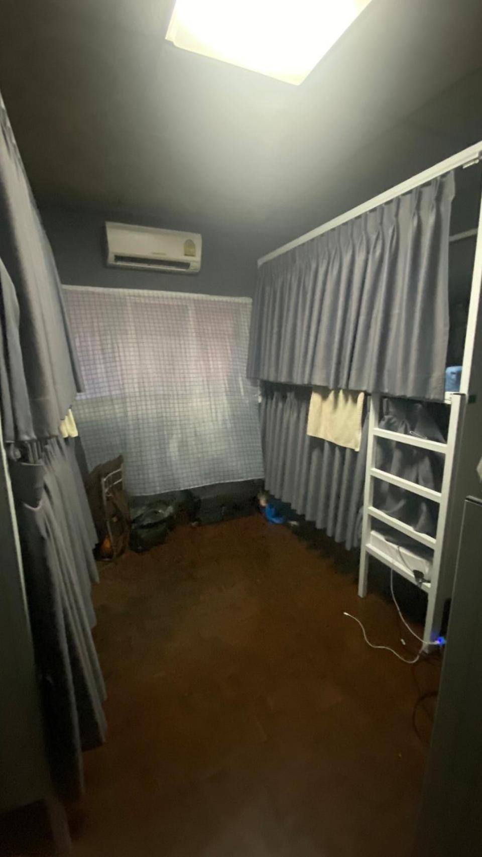 W District Guesthouse Банкок Екстериор снимка