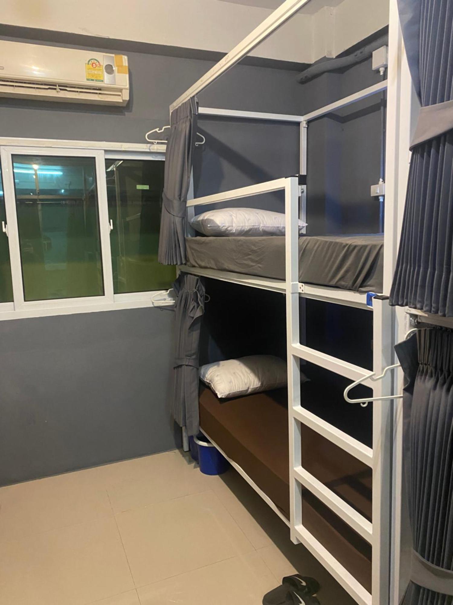 W District Guesthouse Банкок Екстериор снимка