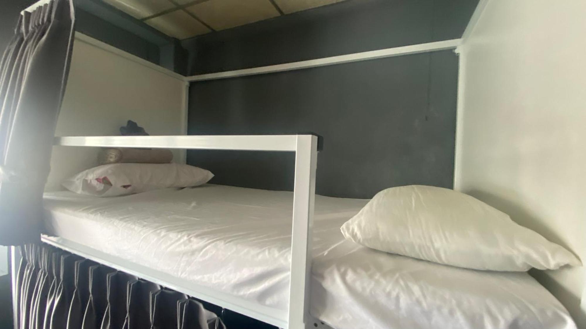 W District Guesthouse Банкок Екстериор снимка