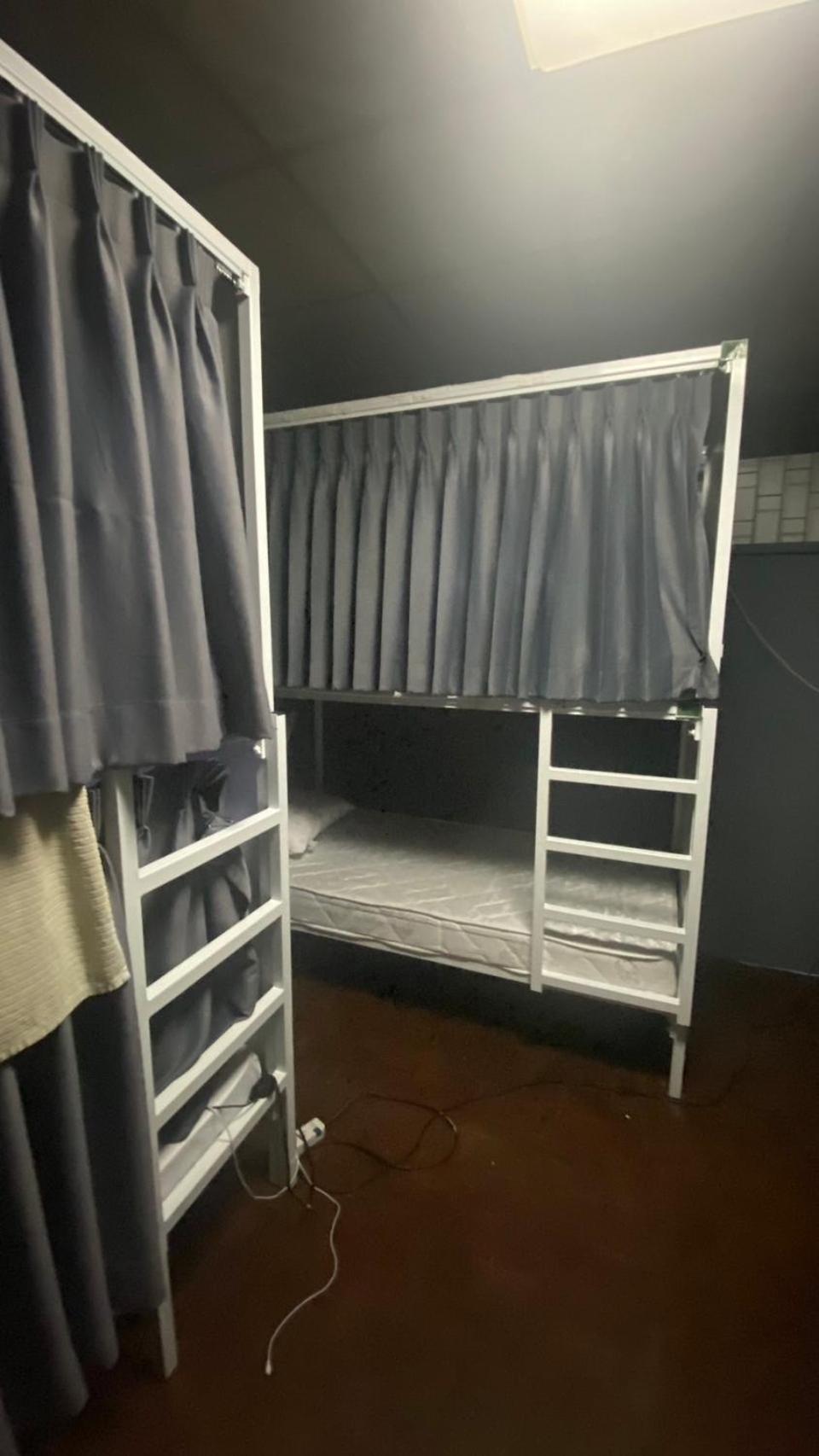 W District Guesthouse Банкок Екстериор снимка